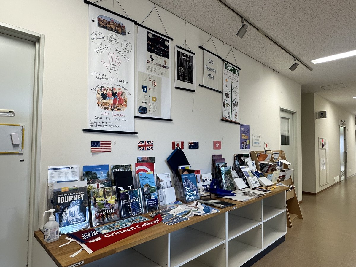 2025.10.17

IB(国際バカロレア)コースの様子

レギュラーコースは中間考査2日目。
本日はIBコースの様子をお届けします🌏

IBコースは隣の校舎で授業を行っています。
日本語科目を除いて全て英語で学習します。少人数で、対話をしながら、どのクラスも楽しそうな様子でした！