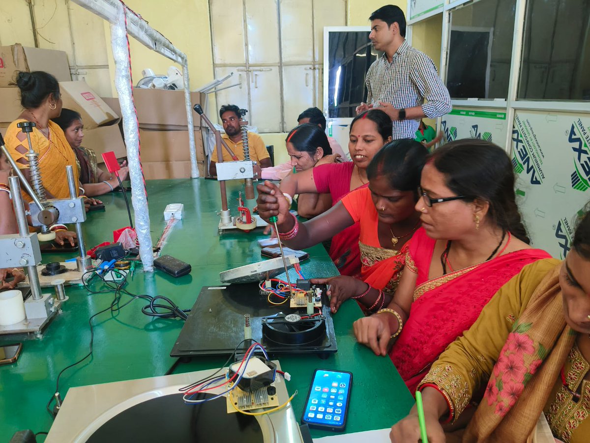 Finovista's tweet image. Empowering women through clean energy skills!
J-WiRES, in collaboration with Finovista, organised a 1-day Non-Residential #TrainingProgramme on Induction Repairing & Maintenance on 14 Oct 2025 at the RuTAG Centre, J-WiRES Office, Dobhi (Gaya) under the RSVC Scheme by @ManthanOPSA