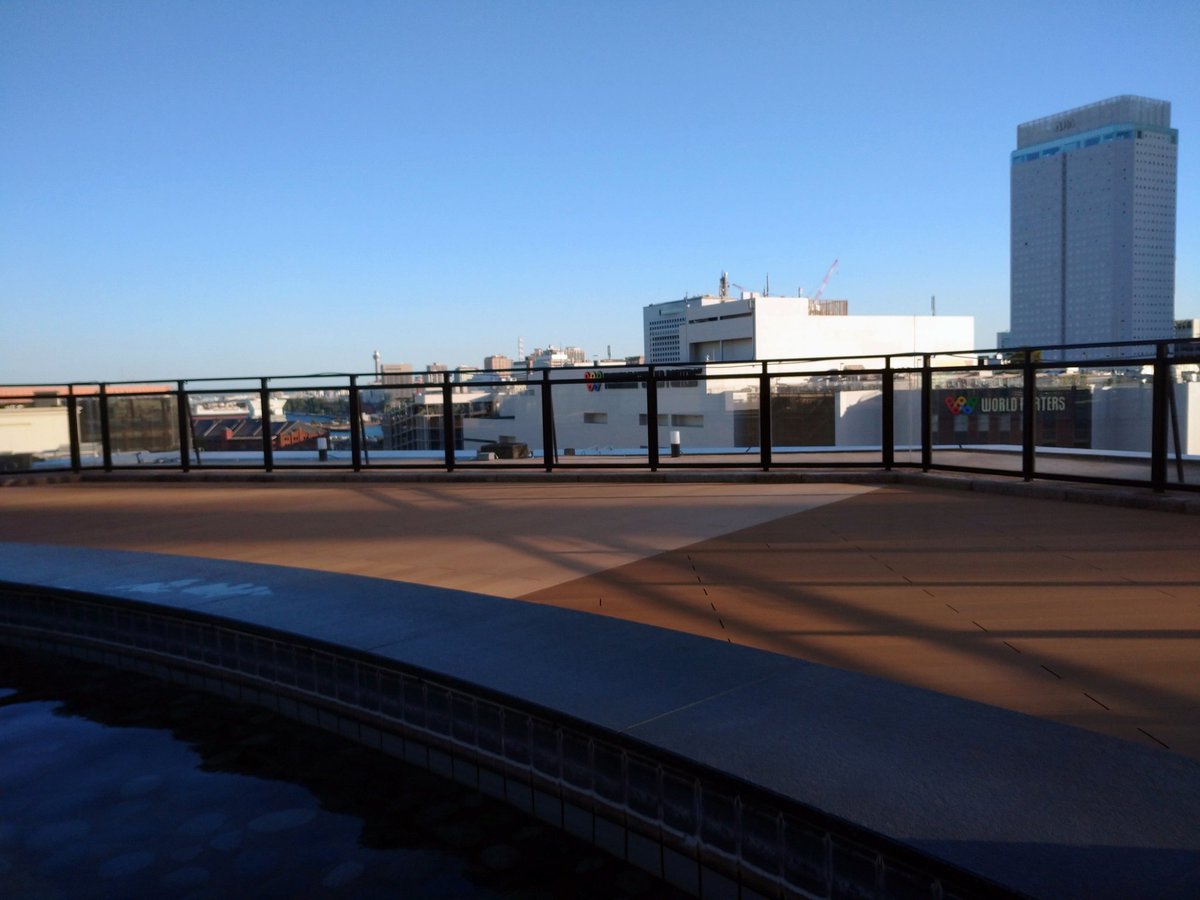 続けて足湯。残念ながら館内着(作務衣)のため、ジーンズ姿ではないが、コースターの音と観覧車のイチャイチャも遠目に良い雰囲気。隣りに男同士イケメンが・・同じく館内着で残念→ジーパン似合いそうなのに。