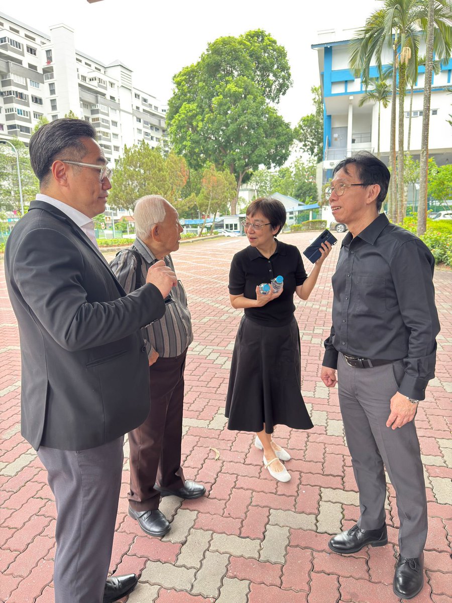 MichaelSChia's tweet photo. 又在义起... 带李成忠老师(华义政府华文中学第一批学生）回母校做口术老师访问。 💕 https://t.co/gLfEqBxuRa