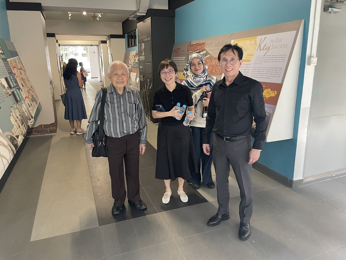 MichaelSChia's tweet photo. 又在义起... 带李成忠老师(华义政府华文中学第一批学生）回母校做口术老师访问。 💕 https://t.co/gLfEqBxuRa