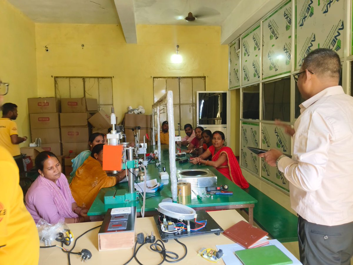 Finovista's tweet image. Empowering women through clean energy skills!
J-WiRES, in collaboration with Finovista, organised a 1-day Non-Residential #TrainingProgramme on Induction Repairing & Maintenance on 14 Oct 2025 at the RuTAG Centre, J-WiRES Office, Dobhi (Gaya) under the RSVC Scheme by @ManthanOPSA