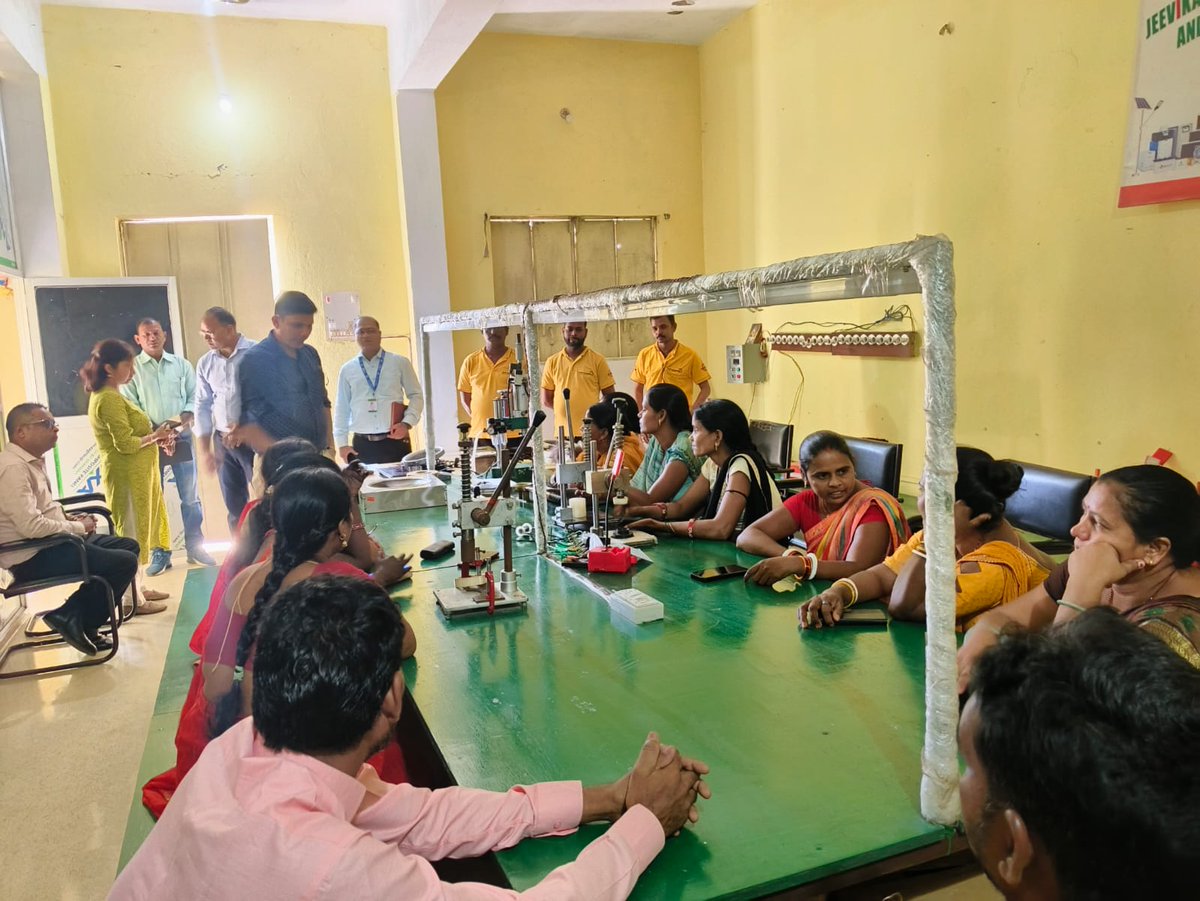 Finovista's tweet image. Empowering women through clean energy skills!
J-WiRES, in collaboration with Finovista, organised a 1-day Non-Residential #TrainingProgramme on Induction Repairing & Maintenance on 14 Oct 2025 at the RuTAG Centre, J-WiRES Office, Dobhi (Gaya) under the RSVC Scheme by @ManthanOPSA