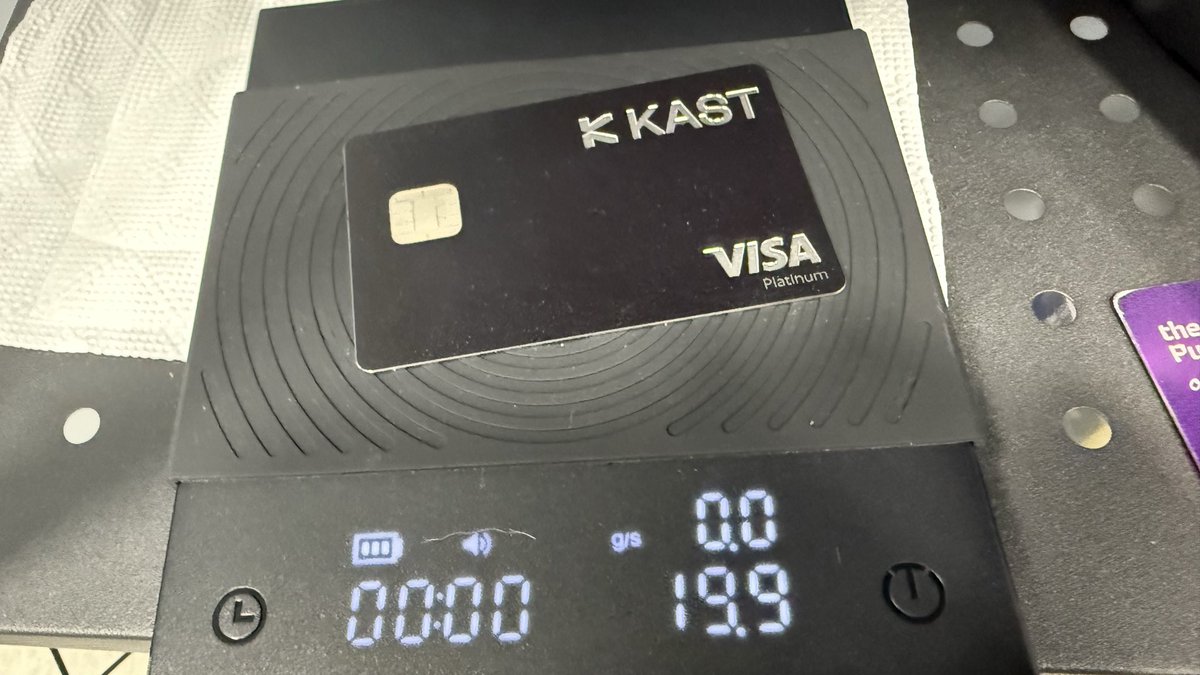 treecode's tweet image. 현대카드 메탈과 KAST카드 메탈 무게 비교입니다!! 18g : 20g @KASTcard 승?! ㅎ