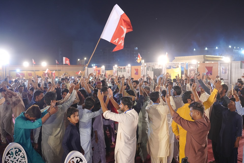 AWPSindh's tweet image. عوامی ورکرز پارٹی کی جانب سے منرل اینڈ مائنز ایکٹ، سندھ کی ساحلی پٹی، دریاؤں اور زمین پر کارپوریٹ قبضے کے خلاف 11 اکتوبر کو روپا ماڑی ہال میں &quot;امن، روٹی اور زمین &quot;عوامی کٹھ&quot; منعقد ہوا، جس میں کسانوں، مزدوروں، خواتین، طلبہ کے علاوہ سیاسی اور سماجی تنظیموں کے رہنماؤں نے شرکت کی.