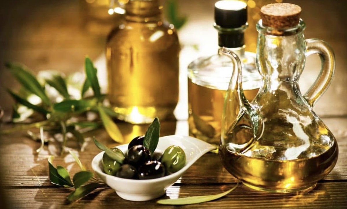 Hoy el #Refranero #agrícola nos recuerda el poder de nuestro aceite de oliva
Más que un alimento, es un remedio natural con propiedades antiinflamatorias y antioxidantes.
Si te duele la barriga, úntale con aceite de oliva; y si no se te quita el mal, reluciente se te pondrá