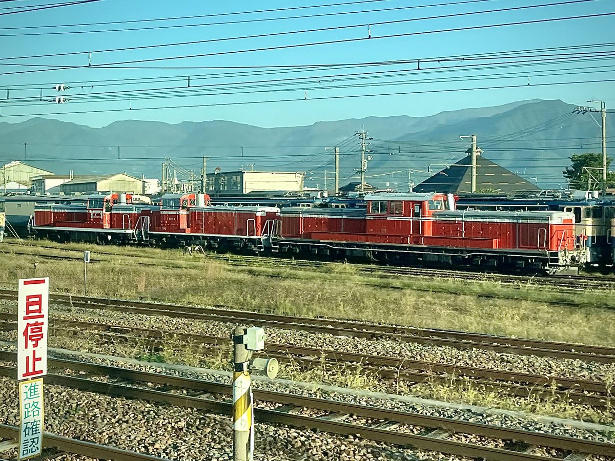 10/17
【DD51+DE10+DD16の3重連がNN構内にて誕生！！】

今朝廃車回送されてきたDD51-842ですが、早速、面白い組成で留置されました。
なんだこれは…
(北しなの線車内より撮影。)