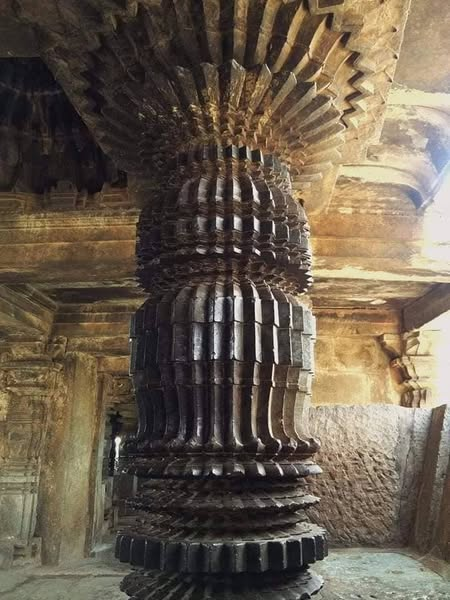 elena_p2017's tweet image. Первые два фото - это древние индийские колонны, которые наши предки вырезали зубилом и молотком, как утверждает история.
На последнем же фото - газовая турбина реактивного двигателя.
Не подумайте ничего лишнего, ведь это всего лишь совпадение...