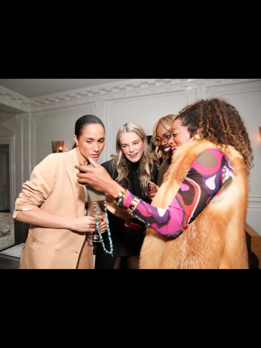 LovernGee's tweet photo. ‘A Seat at the Table’ was hosted by Emma Grede - the table was surrounded by women who had been invited to join the Table because of their incredible work in building business.

Meghan Duchess of Sussex was invited to ‘A Seat At the Table’

#ASeatAtTheTable 
#MeghanSussex https://t.co/boCmE2JVAb
