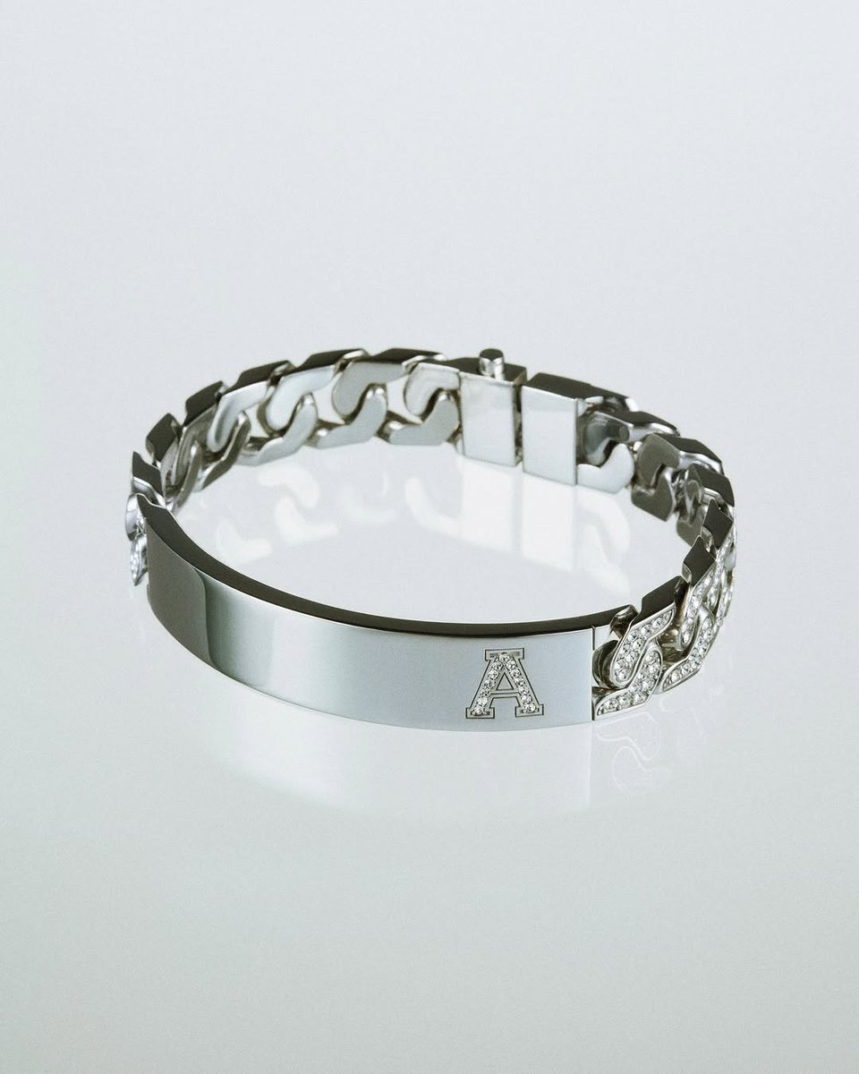 ambushdesign's tweet image. Simple doesn’t have to mean subtle.
Meet the #AMBUSH® ID #BRACELET — available in #pavé or classic.

シンプルに、少しの輝きを。
パヴェとクラシック、2つのAMBUSH® ID BRACELETが登場。