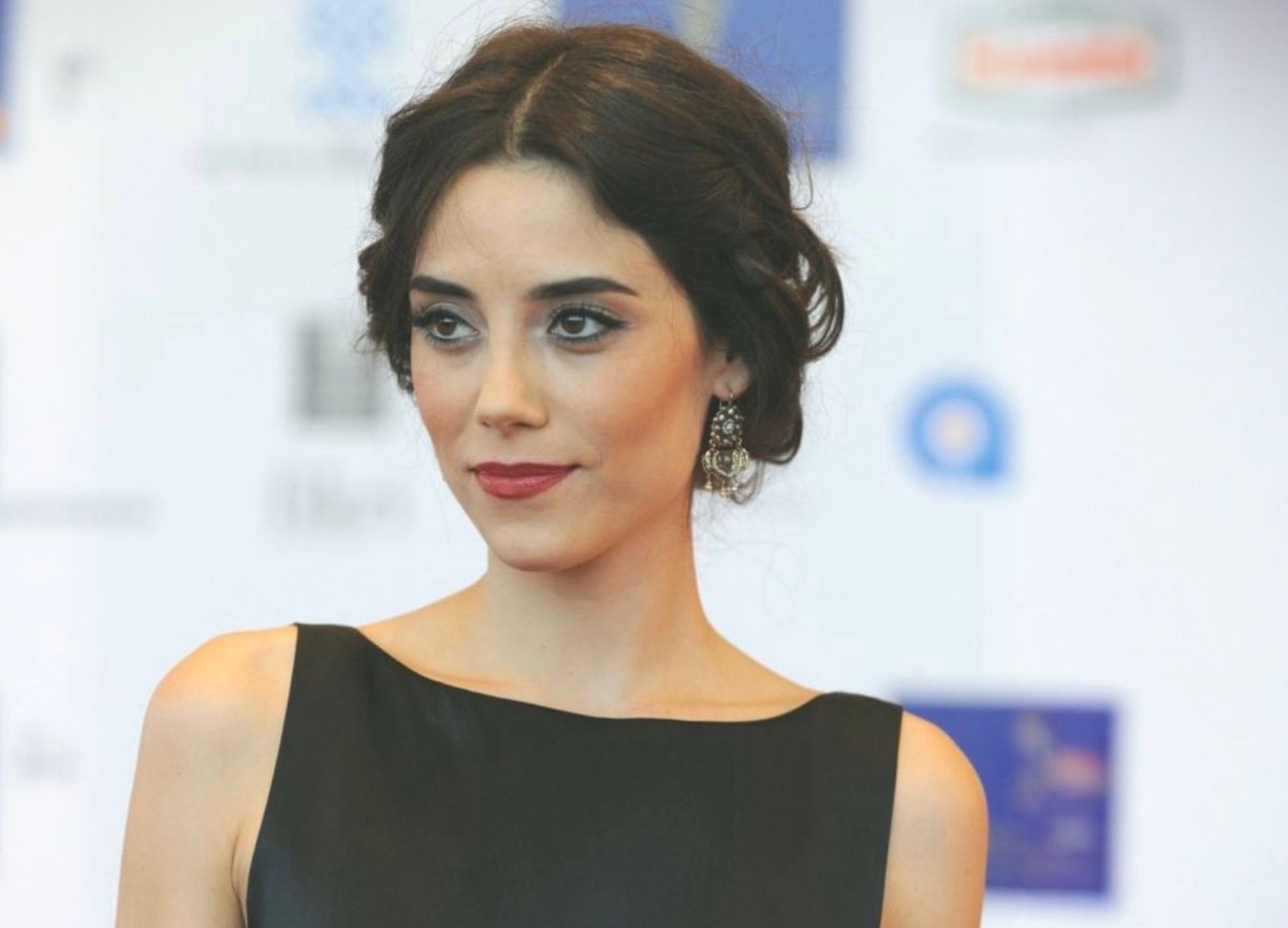 TvDunyasii's tweet photo. Başarılı oyuncu Cansu Dere, uluslararası bir film projesi için yakında Portekiz’e gidiyor. Dere, Türk-Portekiz ortak yapımı “Portuguese Love” filminde Amerika’da geniş bir hayran kitlesine sahip olan Portekizli oyuncu Diogo Morgado ile başrolü paylaşacak. https://t.co/fzBC3jsBlF