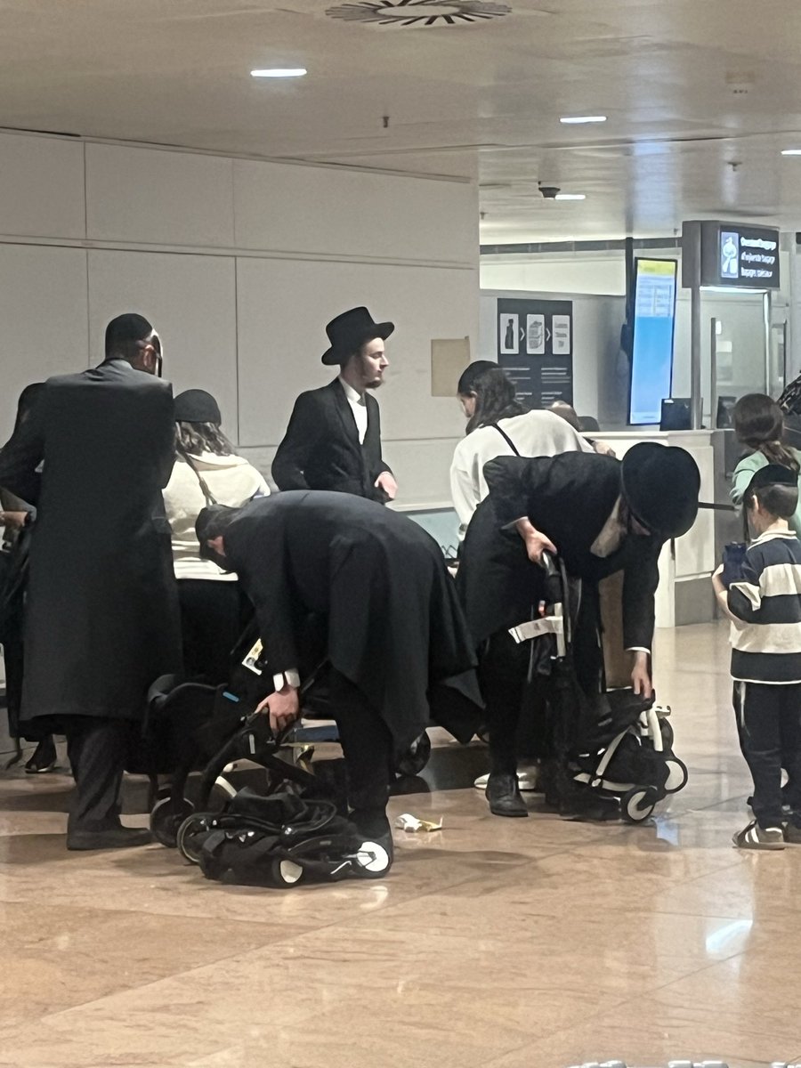 DR_Antwerpen's tweet image. Gisteren opnieuw vernederd op de luchthaven van Zaventem.
Ik ben gisteren avond aangekomen met Brussels Airlines vanuit Tel Aviv, en zoals zo vaak de laatste maanden was het weer raak: de bagage kwam niet op tijd. Op de schermen stond enkel “vertraagd”, en we hebben meer dan 50…