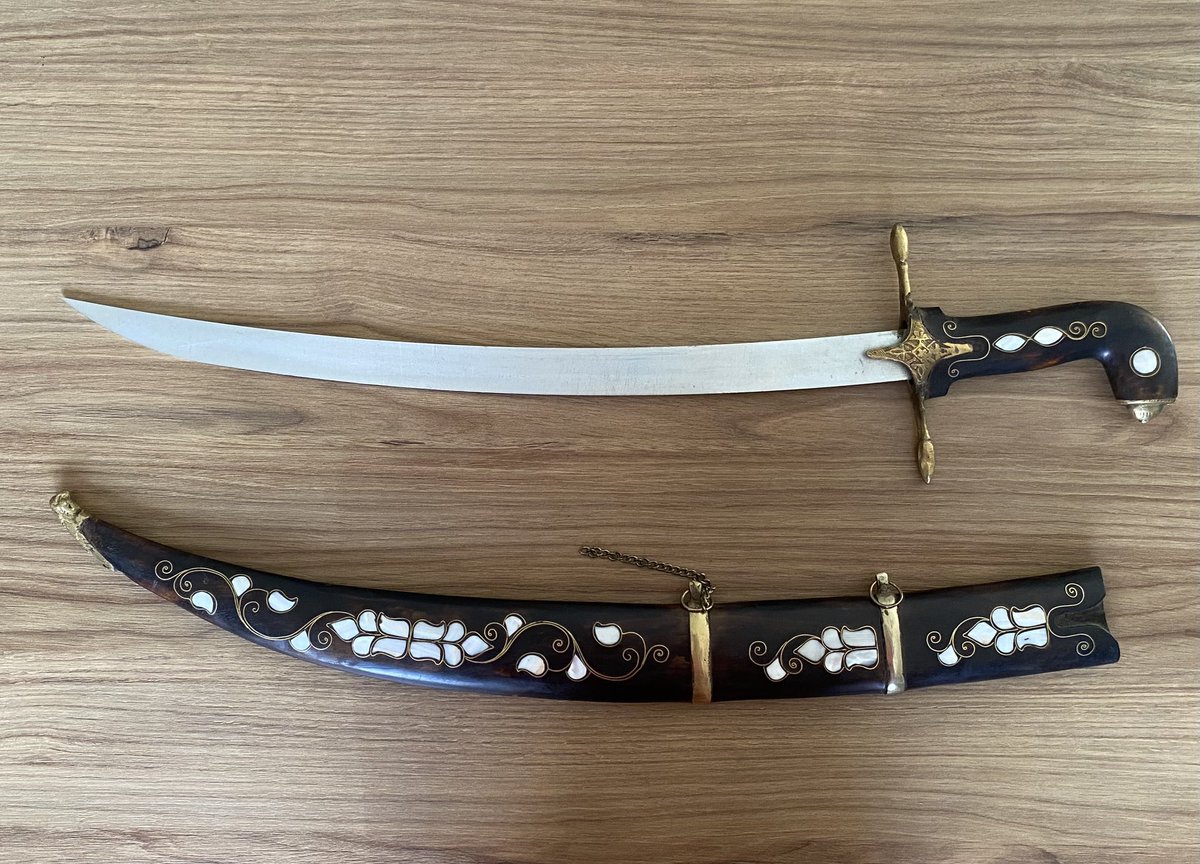 maybeee44's tweet image. وسيفي إذا ما الحربُ قامتْ ظُهورُها
يُسائلُ عنّي السهلَ والوعرَ والعَلَمَا

له في الدجى برقٌ، إذا ما انتضيتُهُ
كأنَّ الصباحَ استأذنَ الظلمَ فانهزمَا

إذا صالَ قومي، كانَ أولَ مِقدَمٍ
وإنْ جُنَّ ليلُ الخوفِ، كانَ لهُ عَلَمَا

بهِ أُعلي الرؤوسَ إنْ هيَ انحنتْ ذُلًّا
….