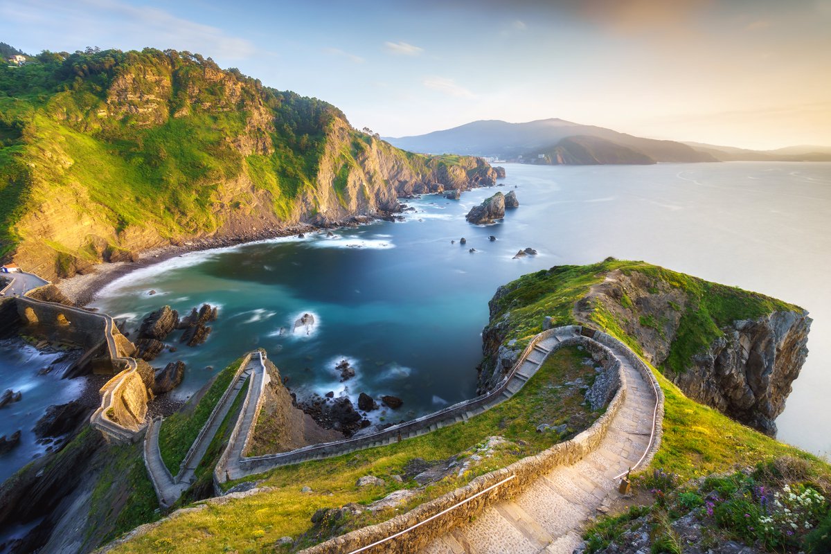 San Juan de Gaztelugatxe, der Flysch von Zumaia und der Strand von Barrika, das Baskenland als epische 🐉 Kulisse. Reisen Sie durch die Landschaften, die #Rocadragón und andere ikonische Schauplätze der Serie #JuegodeTronos (<a href="/StreamMaxES/">HBO Max España</a>)zum Leben erweckt haben – zwischen