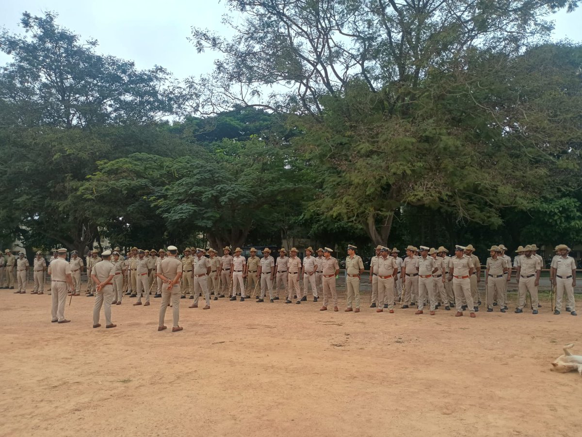ಈ ದಿನ ಎಲೆಕ್ಟ್ರಾನಿಕ್ ಸಿಟಿ ಉಪವಿಭಾಗದ ಠಾಣೆಗಳ ಅಧಿಕಾರಿ ಹಾಗೂ ಸಿಬ್ಬಂದಿಗಳಿಗೆ ವಾರದ ಕವಾಯತನ್ನು ಏರ್ಪಡಿಸಲಾಯಿತು. ಮತ್ತು ಅಧಿಕಾರಿ ಹಾಗೂ ಸಿಬ್ಬಂದಿಗಳಿಗೆ ಸೂಕ್ತ ಮಾರ್ಗದರ್ಶನ ನೀಡಲಾಯಿತು.