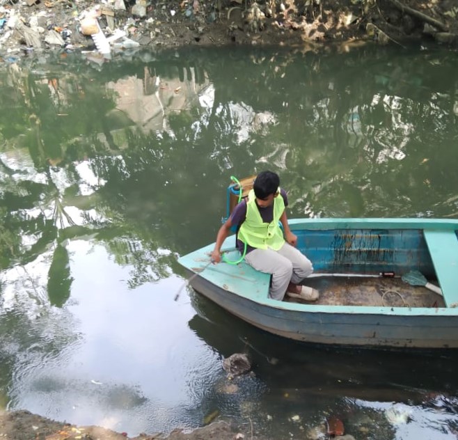 kmc_kolkata's tweet image. A few pictures of Larvicidal Spray being done in various canals across the city for mosquito control.

#VectorControlByKMC #KMConDuty