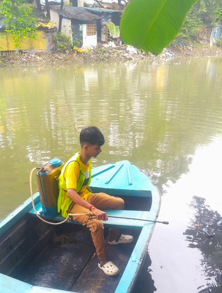 kmc_kolkata's tweet image. A few pictures of Larvicidal Spray being done in various canals across the city for mosquito control.

#VectorControlByKMC #KMConDuty