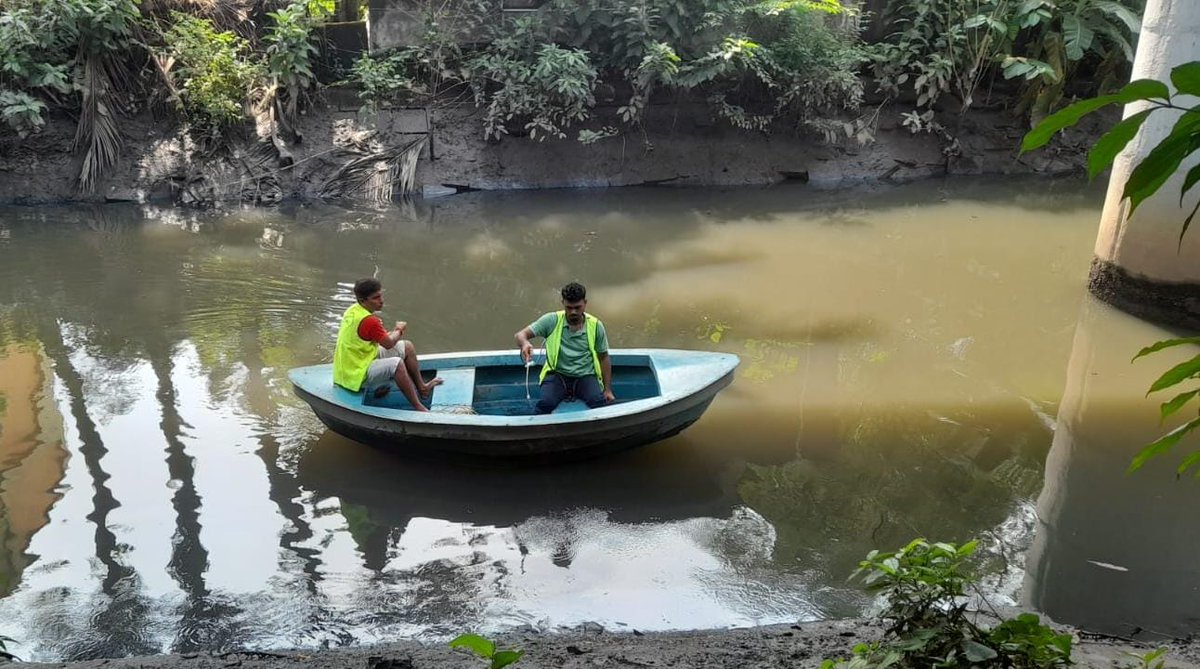 kmc_kolkata's tweet image. A few pictures of Larvicidal Spray being done in various canals across the city for mosquito control.

#VectorControlByKMC #KMConDuty
