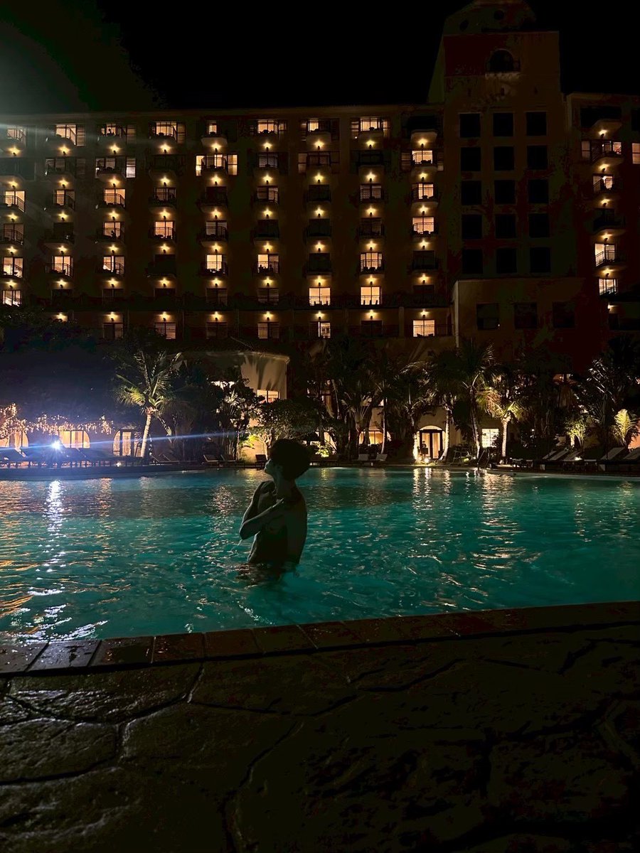 #宮野真守VACATIONING 
￣￣￣￣￣￣￣￣￣￣￣￣
グッズ撮影off shot 📸
🏊‍♂️🌃

🛒グッズ事前通販受付中
monostand.jp/mamorumiyano_v…

🎫チケットはこちら
tix.to/MM_VACATIONING

🌴ツアー特設サイト
miyanomamoru.com/live/vacationi…

#宮野真守