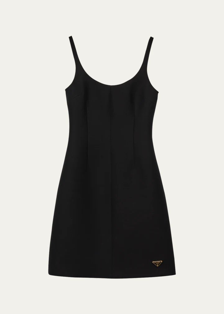 이 옷이 노출병 가슴깟다 다보여주고 이런 워딩소리들을정도로 문란해보이신다면 그냥 조선시대로 돌아가시면되겠습니다.. 진짜 카리나 드레스는 걍 너무 평범한 원피스라 까인게 구라같음