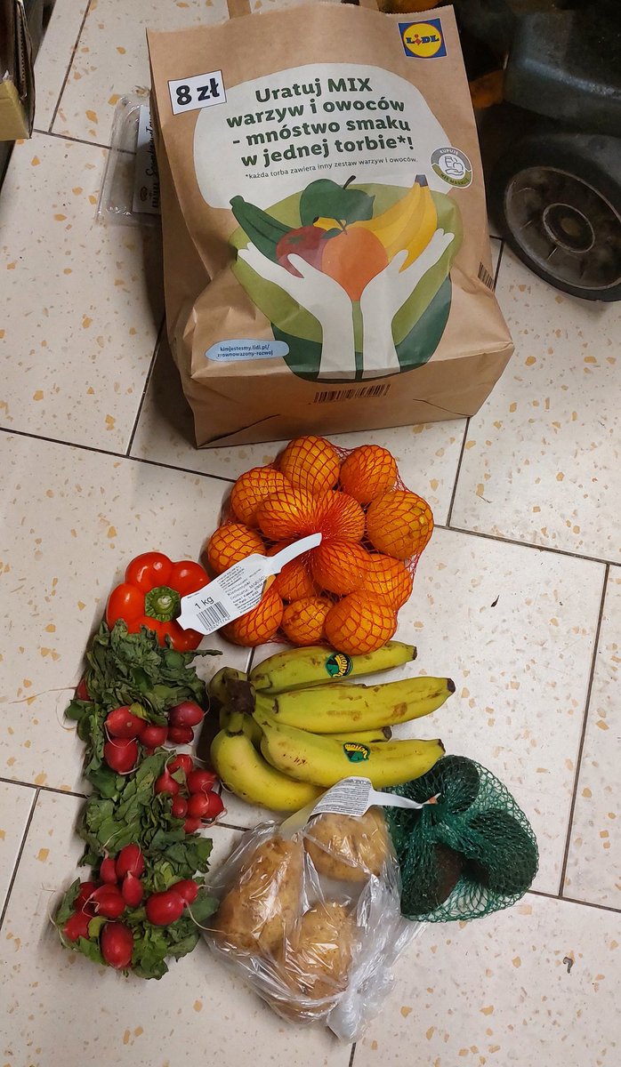Hej, to ja wasz ulubiony pracownik lidla. Jeśli znajdziecie w sklepie torze warzyw za 8zł to bierzcie! Sprawa jest w fazie testów, ale moim zdaniem byłoby superancko jakby to wprowadzili wszędzie i na stałe. Zrobiłam zdjęcie przykładowych z dzisiaj - 8zl każda!