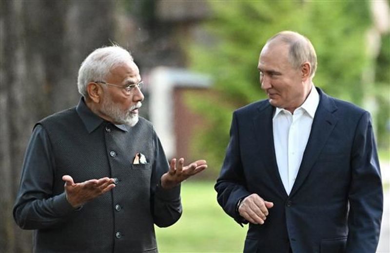 🇮🇳 🇷🇺 INDIA SLASHES RUSSIAN OIL IMPORTS BY 50% AFTER U.S. TALKS

New Delhi just blinked. 

India is cutting Russian oil purchases in half following trade talks with the White House, according to a senior US official.

Catch the fine print: the cuts won't show up in official data