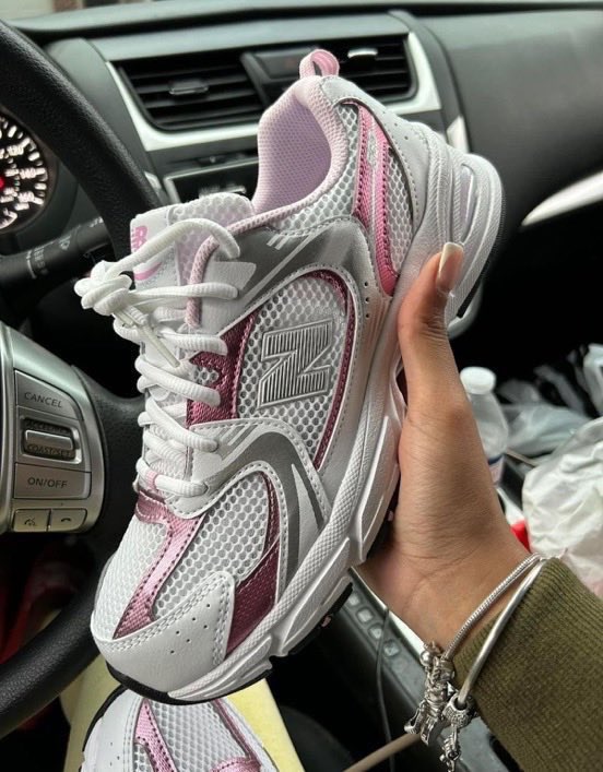 qtpilove's tweet photo. wehhhh kasut Onitsuka Tiger and New Balance tengah ada promotion 50% - 60% off discount weh 😭😭 

manakala kasut Asics, Vans, Converse and etc tengah ada discount up to 40% off and free shipping 😮‍💨 https://t.co/kzZhzKhPTW