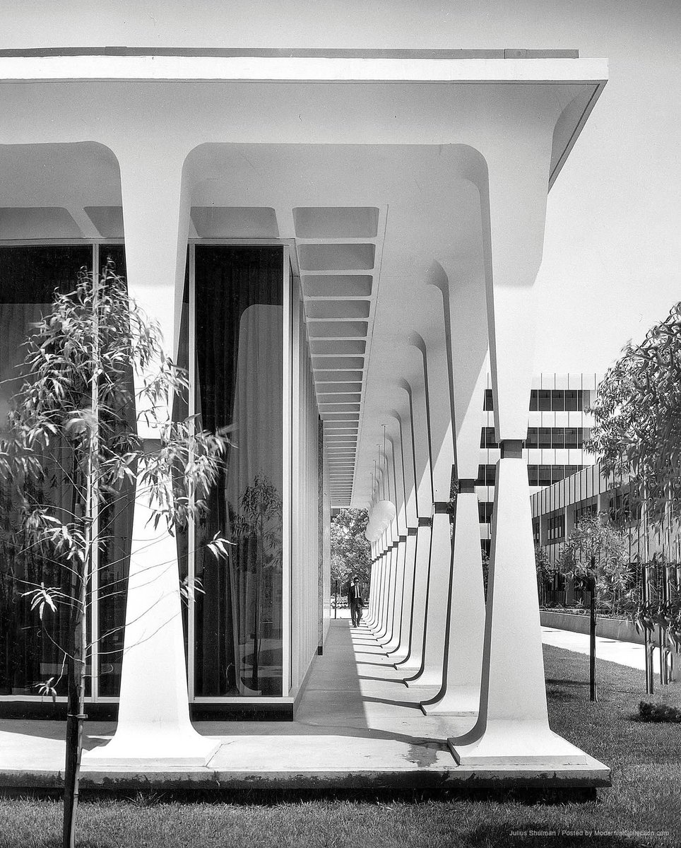 AnaDApuzzo's tweet image. In 1965, the Aerospace Corporation built a multi-building campus in El Segundo, California. The eccentrically-tapered columns are a distinctive element of the architectural design by AC Martin architects. Photo: Julius Shulman; © J. Paul Getty Trust.
  #modernarchitecture