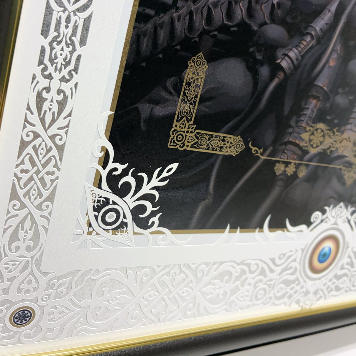 【#正映祭2025 複製原画  紹介】

「ゴズメンテ」
キギノビル (<a href="/sinsin08051/">キギノビル</a>)

ホワイトインクで凹凸感・ニスで質感を使い分けたプリントで、キギノビルさんの世界観を表現。
シルバーの紙を使用することで部分的にメタリック感があります。
ホワイトインクで表現された額縁マットにもご注目下さい。