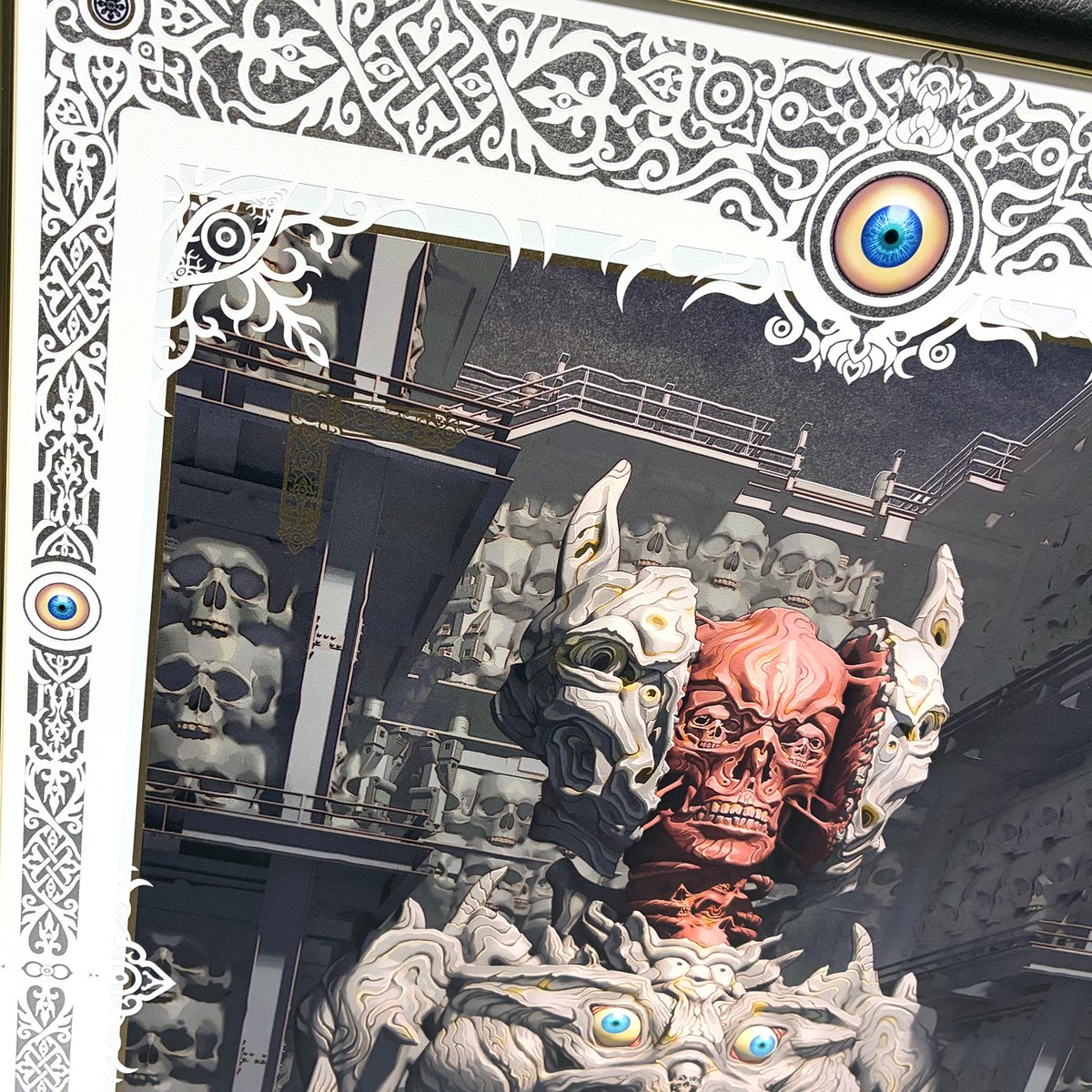 【#正映祭2025 複製原画  紹介】

「メズメンテ」
キギノビル (<a href="/sinsin08051/">キギノビル</a>)

ホワイトインクで凹凸感・ニスで質感を使い分けたプリントで、キギノビルさんの世界観を表現。
シルバーの紙を使用することで部分的にメタリック感があります。
ホワイトインクで表現された額縁マットにもご注目下さい。