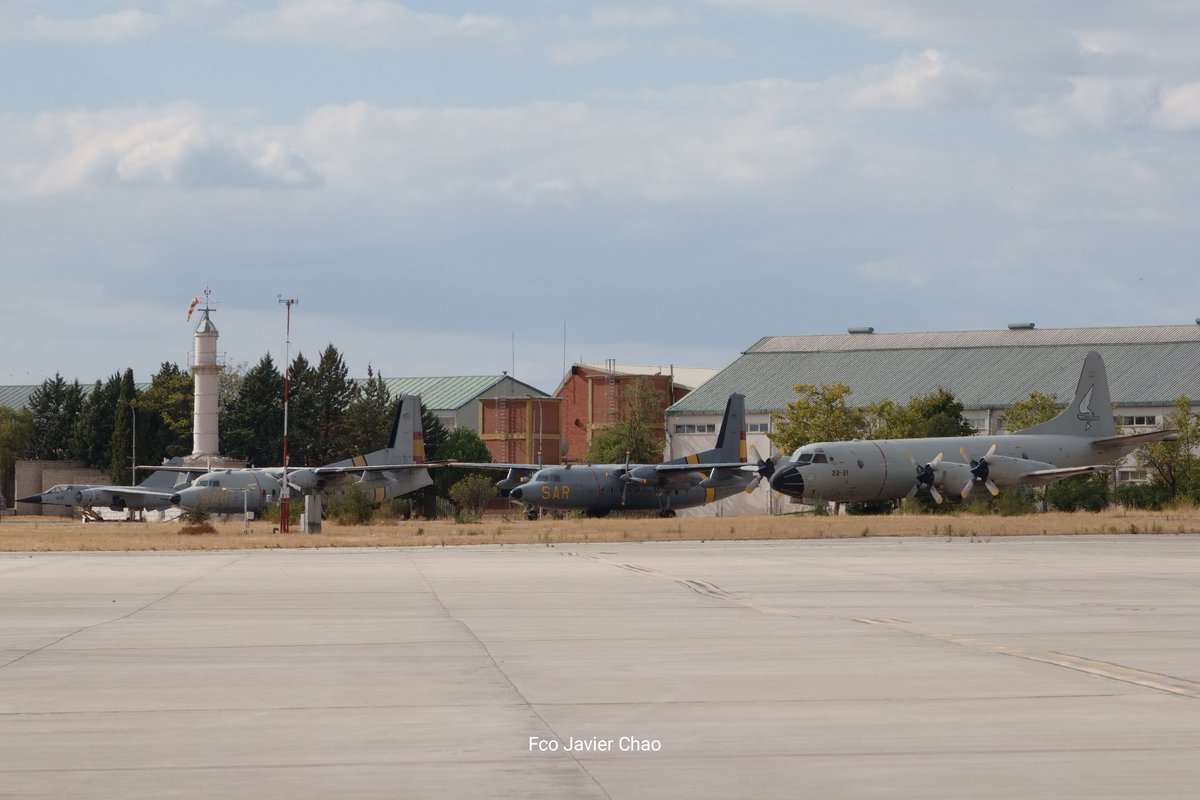 Web_AME's tweet photo. Muchas historias guarda esta foto. Torre de señales de Cuatro Vientos. 
F-1, F-27 y P-3 
#viejasgloriasEA @EjercitoAire #maestranzamadrid #MAESMA https://t.co/8Ae9aZq8RN