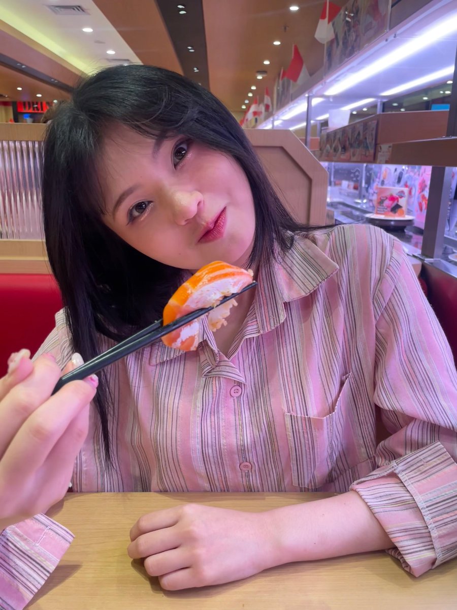 FellWp's tweet image. Sushiii 🍣🍣🍣🍣 time @Y_CynthiaJKT48 

📸 : @raudhinna 

#jeketiselcaday