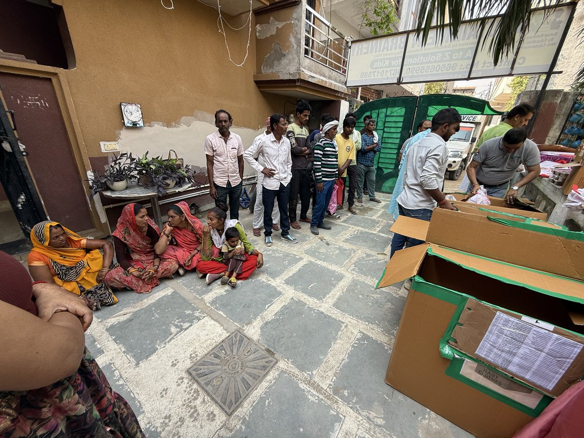MCManesar's tweet image. Employees of Syrma SGS Technology Limited came together to support the #Reuse #MissionLiFE concept.
Good-condition,washed, dry-cleaned &amp;amp;ironed clothes were collected &amp;amp;distributed to underprivileged students and needy people at Edutainment Brainry NGO School,Village Harsaru
