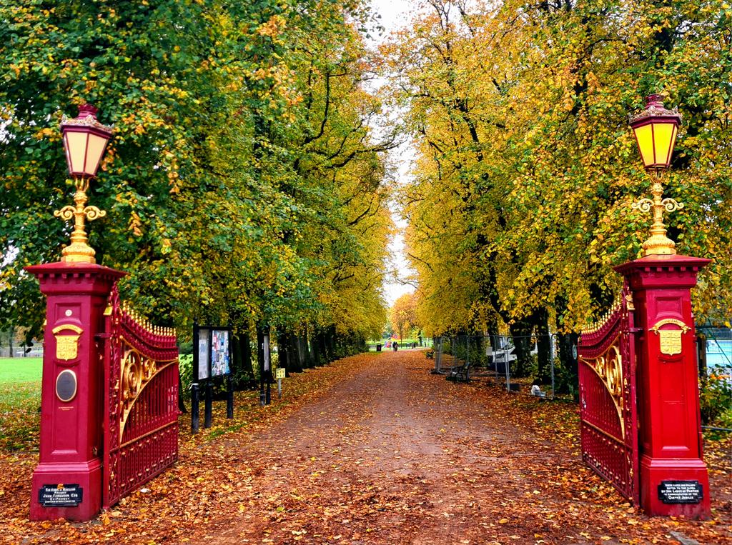The entrance to Victoria Park in the west of Glasgow is currently looking very autumnal at the monent. 

Cont./

#glasgow #autumn #autumnphotography #autumnleaves #victoriapark
