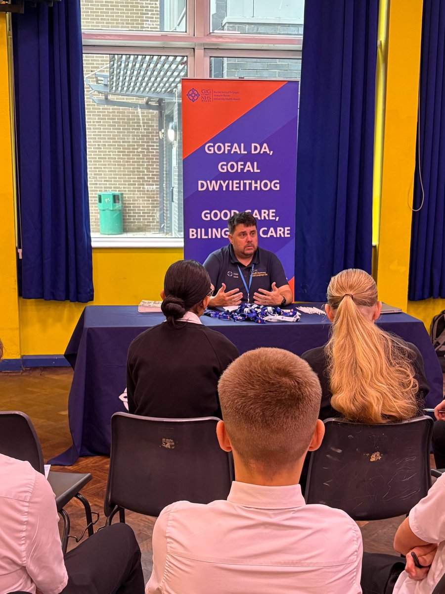 ggittingsCW's tweet photo. Diolch yn fawr to the employers who joined us for Diwrnod Shwmae Su’mae at @NewbridgeSch.
Students celebrated the Welsh language and learned how Cymraeg is used in the workplace.
@AneurinBevanUHB @CaerphillyCBC @PublicHealthW @ButeEnergyWales @gwentpolice 
#ShwmaeSumae #Cymraeg https://t.co/jRiUTLX8OS