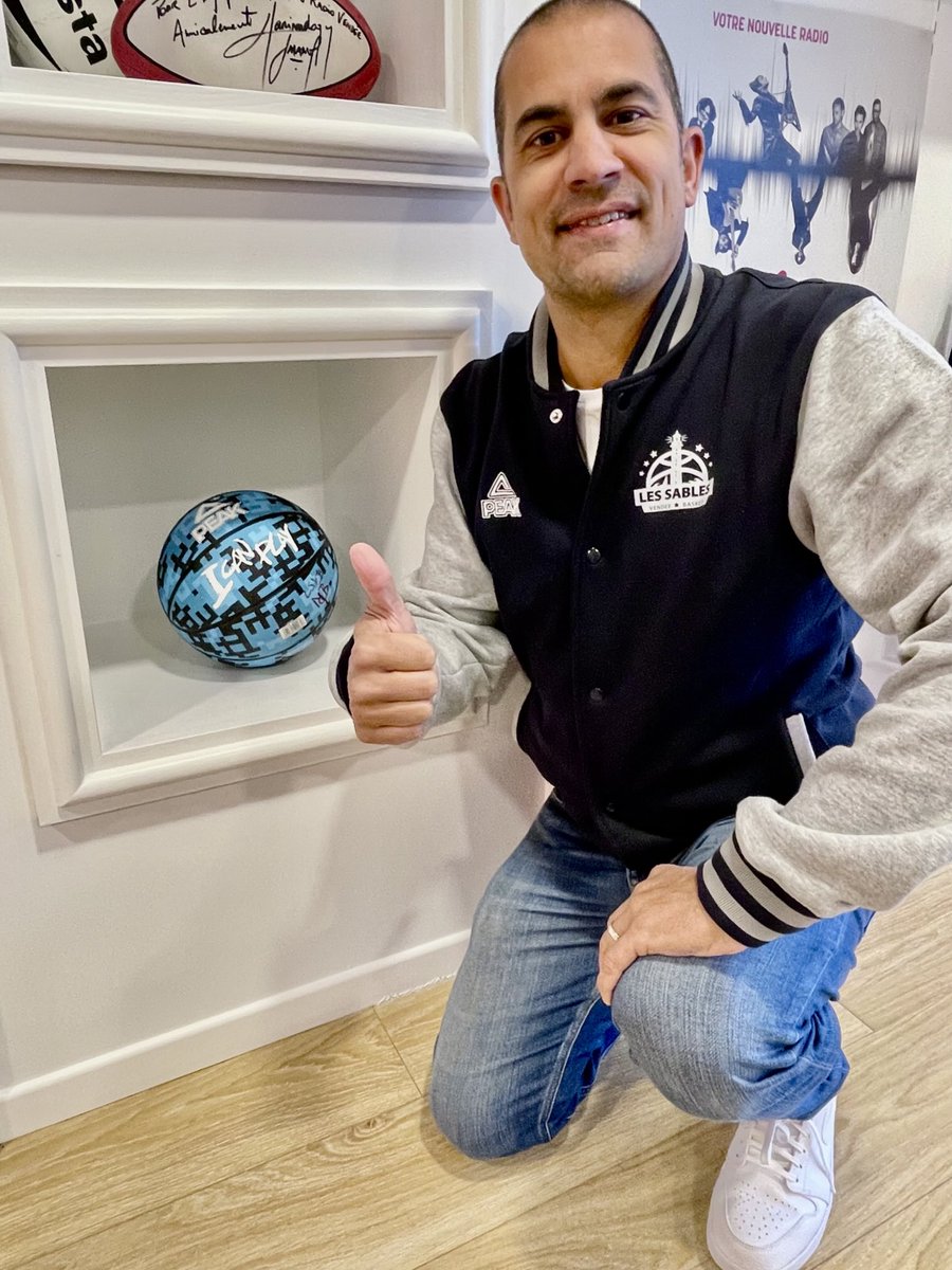LudoLEJEUNE's tweet image. 😃 Le plaisir de revoir Manu Body, l’ancien coach du RVBC, actuellement à la communication du club de basket des Sables d’Olonne (#LSVB) qui évolue en NM1 et qui vise la ProB 🏀