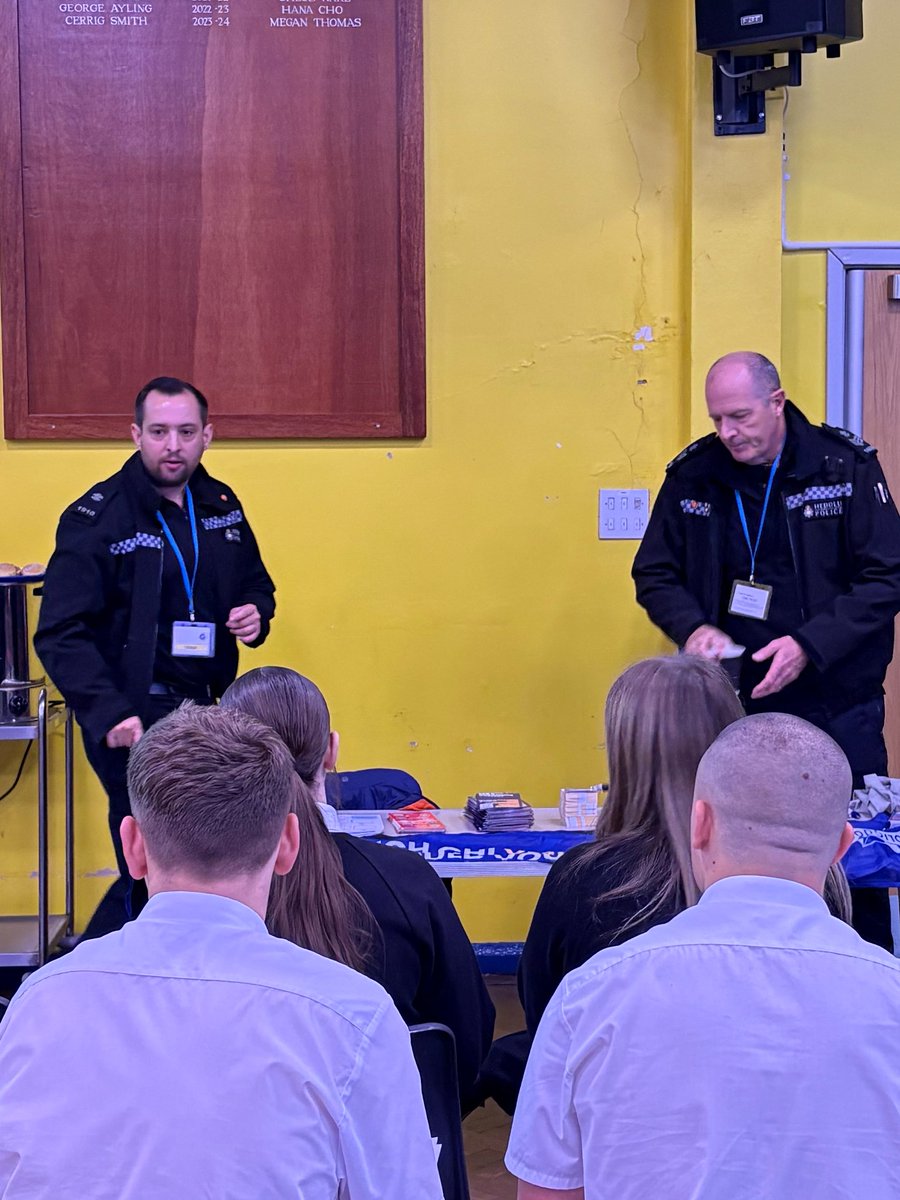 ggittingsCW's tweet photo. Diolch yn fawr to the employers who joined us for Diwrnod Shwmae Su’mae at @NewbridgeSch.
Students celebrated the Welsh language and learned how Cymraeg is used in the workplace.
@AneurinBevanUHB @CaerphillyCBC @PublicHealthW @ButeEnergyWales @gwentpolice 
#ShwmaeSumae #Cymraeg https://t.co/jRiUTLX8OS