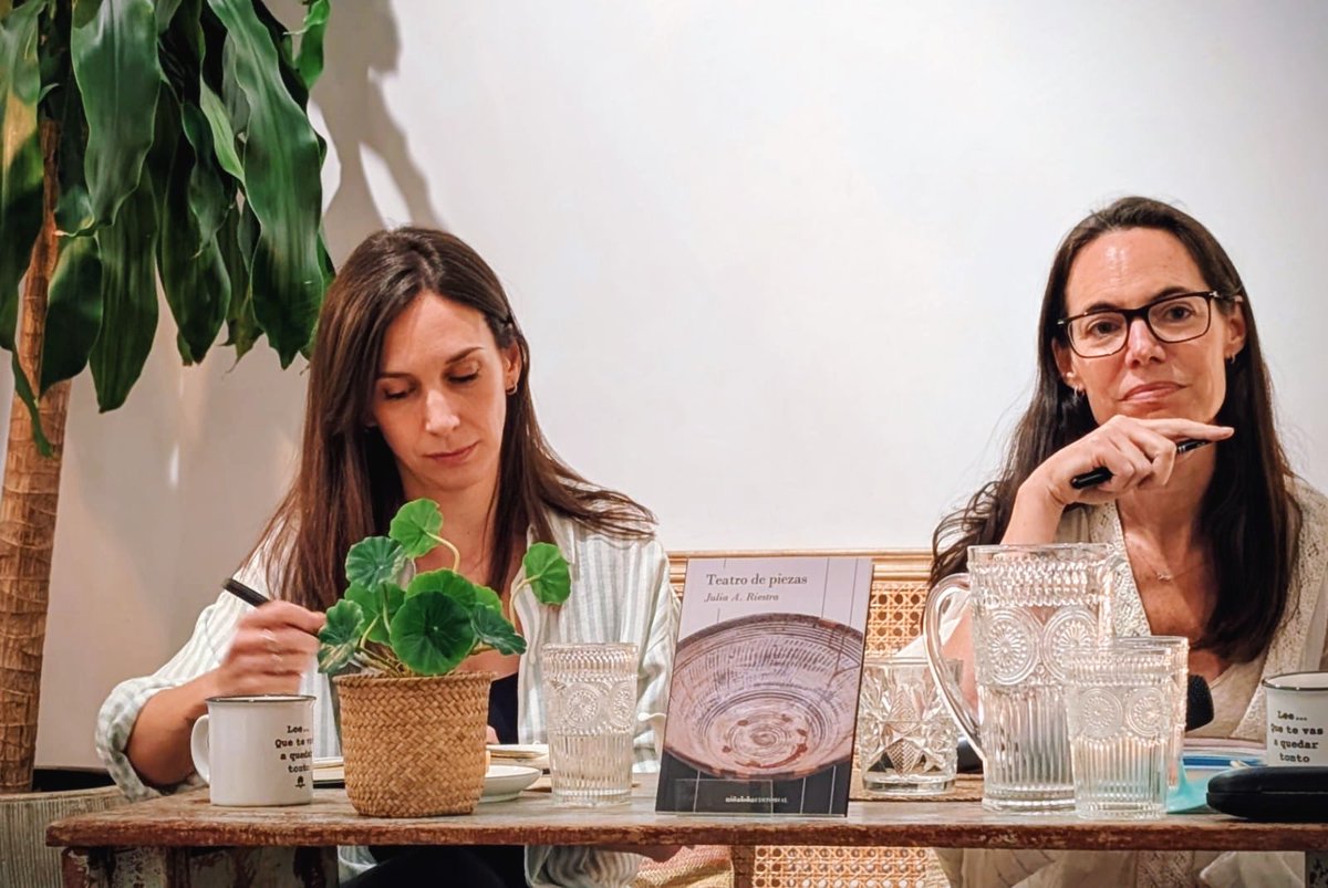 Ayer tuve el honor de presentar junto a <a href="/VicColden/">Víctor Colden</a> en la <a href="/CafebreriaH/">Cafebrería ad Hoc</a> la novela luminosa de <a href="/JuliaARiestra/">Julia A. Riestra</a>, Teatro de piezas, publicada por <a href="/NinaLobaEdit/">niñaloba editorial</a>.

Fue muy bonito poder acompañar a Julia en un evento tan tan cargado de emoción. Muchas, muchas más, Julia.