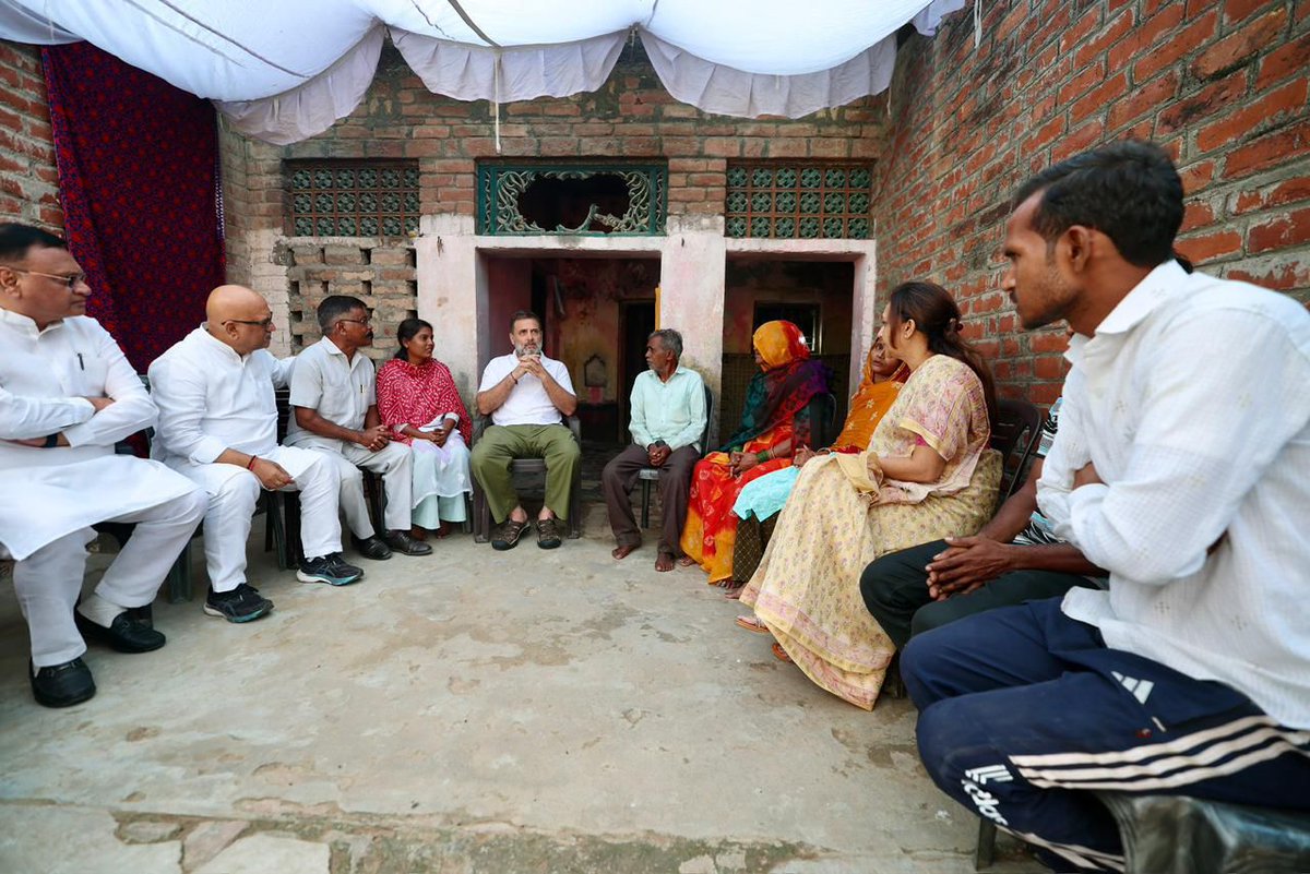 Mohd Shamim khan (@shamiminc_) on Twitter photo फतेहपुर में दलित समाज के हरिओम वाल्मीकि जी की निर्मम हत्या भाजपा राज की अमानवीय सोच का परिणाम है।
हरिओम जी ने अपने आखिरी समय में राहुल गांधी जी को याद किया था, और आज माननीय <a href="/RahulGandhi/">Rahul Gandhi</a> जी ने उनके परिवार से मिलकर उनका दर्द साझा किया।
लेकिन सवाल है — क्या मोदी सरकार के पास दलित फतेहपुर में दलित समाज के हरिओम वाल्मीकि जी की निर्मम हत्या भाजपा राज की अमानवीय सोच का परिणाम है।
हरिओम जी ने अपने आखिरी समय में राहुल गांधी जी को याद किया था, और आज माननीय <a href="/RahulGandhi/">Rahul Gandhi</a> जी ने उनके परिवार से मिलकर उनका दर्द साझा किया।
लेकिन सवाल है — क्या मोदी सरकार के पास दलित