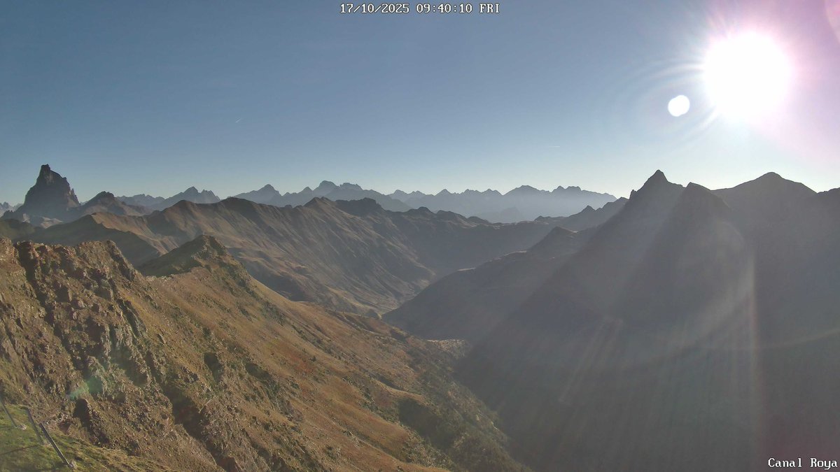 Otro día más de sol en #Pirineos, vistas desde la nueva e impresionante 🎥 WebCam de La Raca - Canal Roya con vistas al Midi, Anayet y los 3000s tensinos 😍

Al final de la próxima semana probablemente cambie de color 🍂❄️🤞🏻