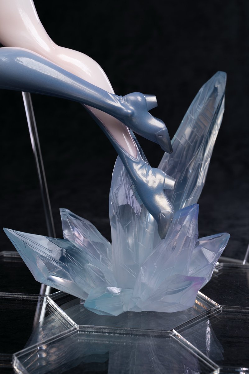 その他頑張ったところ！

毛先はパールで足元の結晶の光が反射してるイメージ。
結晶は色んな色を薄く吹いて複雑な色味に…蛍光が入ってるのでブラックライトで光ります🧙‍♂️

【勝利の女神 NIKKE シンデレラ ガラスの靴】
原型：ふぉるとねいしょん様
撮影：羽翠様 <a href="/June_Umidori/">羽翠(ウミドリ)</a> 
塗装：ひろし

#NIKKE