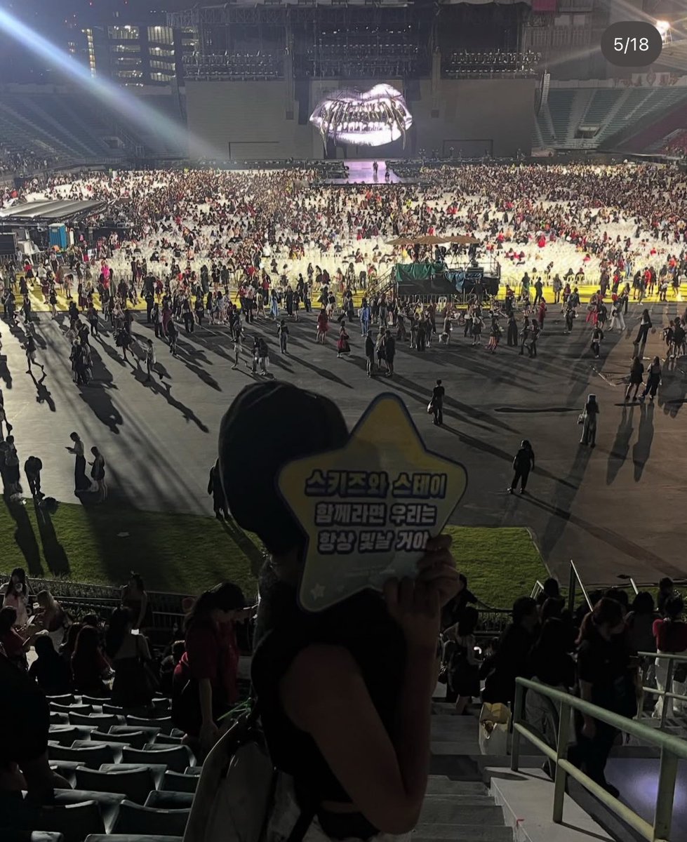 เราไปคอนเด็กหลงธันวาปีที่แล้ว ด้วยความที่สนามเป็นสี่เหลี่ยมผืนผ้า คอนเด็กหลงหันสเตจมาตามแนวยาวของสนาม เราที่นั่งอยู่ตรงกลางบนสแตนของคอนเลยรู้สึกว่าจอไกลม้าก ตอนนั้นทีม jyp กับ livenation ทำจอกว้างได้เท่าที่ความกว้างของสนามจะทำได้ เราเลยรู้สึกว่าถ้าจะทำจอให้สูง(1)