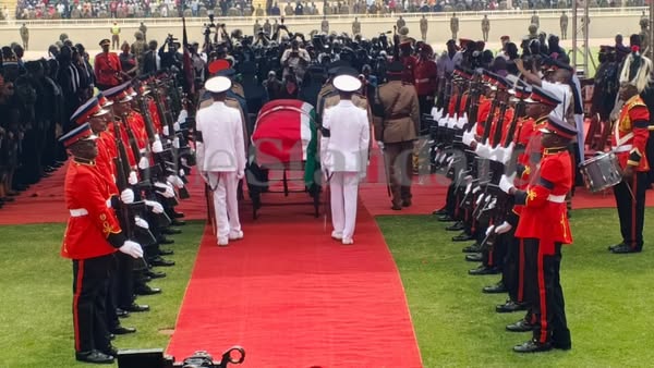 berurfmke's tweet image. Military honours: The body of the late PM Raila Odinga passing through a guard of honour by KDF officers at Nyayo Stadium… See more
#berurnewsupdate
#tinytinykasit