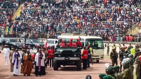 berurfmke's tweet image. Military honours: The body of the late PM Raila Odinga passing through a guard of honour by KDF officers at Nyayo Stadium… See more
#berurnewsupdate
#tinytinykasit