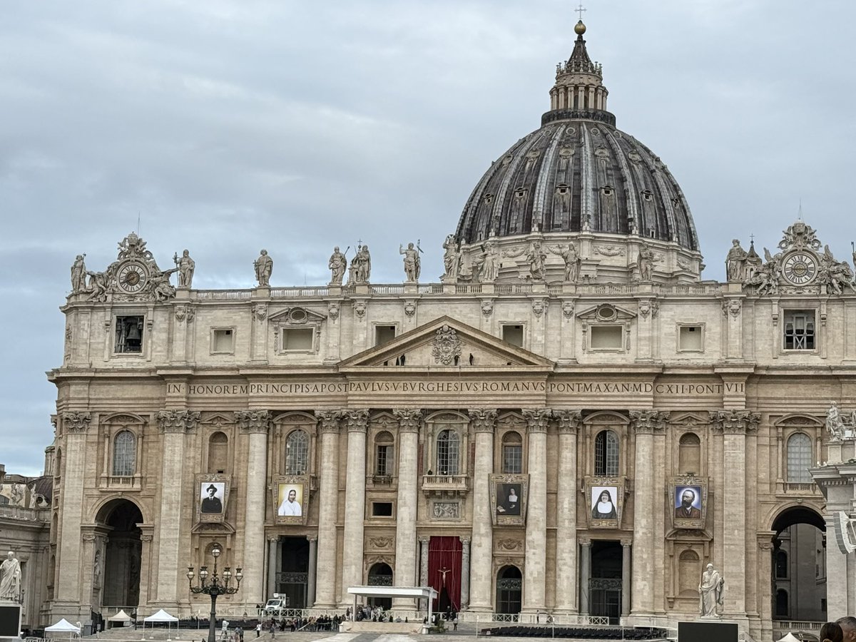 Ya han sido desplegados los primeros lienzos con las imágenes de los beatos que serán proclamados santos por el Papa este domingo