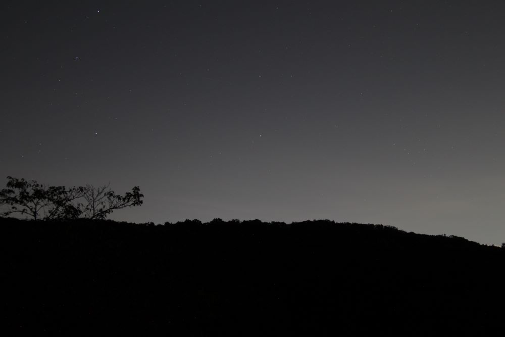 hinode_opt's tweet image. 今朝、レモン彗星を観測しました！

日の出光学5倍21ｍｍＡ６双眼鏡と日の出光学8倍42mmＤ１双眼鏡で尾も確認できました。
観測方法は以下のアストロアーツのサイトでチェックしてください！
astroarts.co.jp/special/c2025a…

#レモン彗星　#日の出光学　#ヒノデ光学