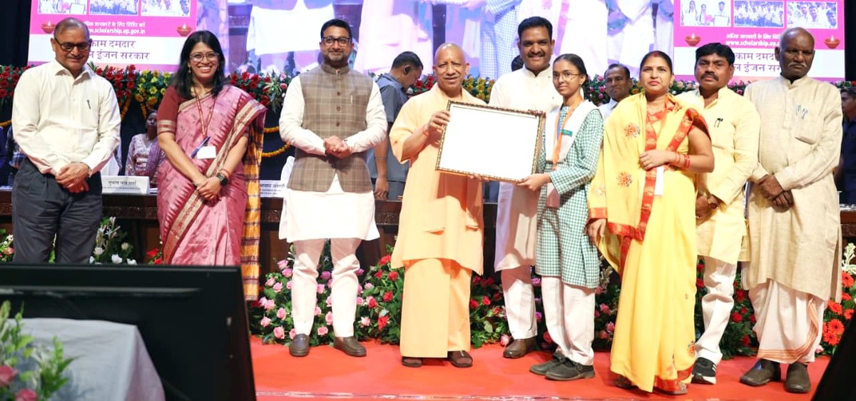 myogiadityanath's tweet image. छात्रवृत्ति का उद्देश्य विद्यार्थियों को प्रोत्साहित करना है ताकि वे अपनी ऊर्जा से समाज और राष्ट्र के विकास में सार्थक योगदान दे सकें।
आज लखनऊ में दशमोत्तर एवं पूर्वदशम के 10,28,205 छात्र-छात्राओं को ₹297.95 करोड़ की छात्रवृत्ति का अंतरण किया।
हमारा संकल्प है कि किसी भी युवा,…