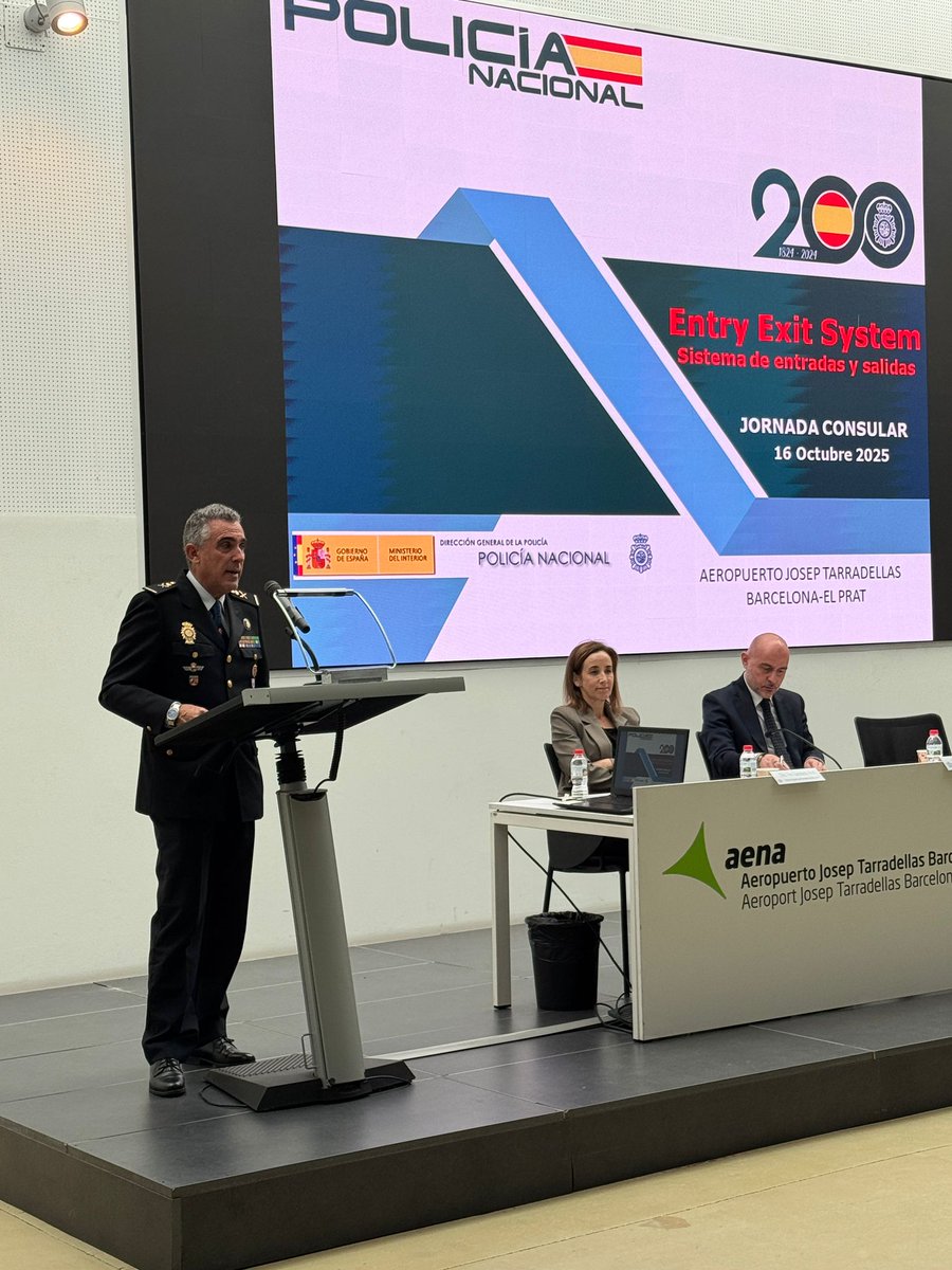 Así se ha celebrado en el aeropuerto de Josep Tarradellas #Barcelona - El Prat la jornada de presentación del sistema de entradas y salidas de la #UniónEuropea 🇪🇺

EES👉Entry Exit System, que lleva en marcha desde el 12 de octubre

Esta jornada de formación dirigida al cuerpo