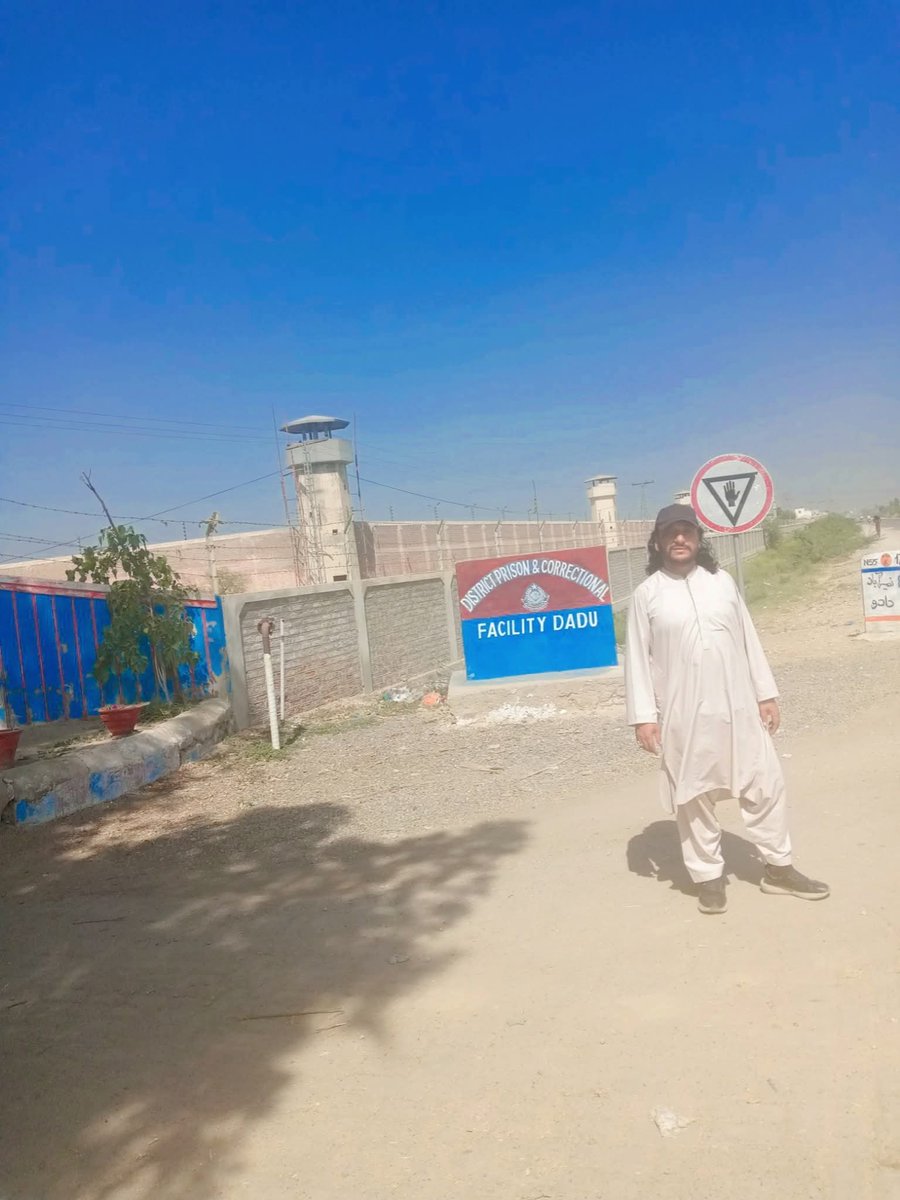 badshahpashten's tweet photo. نن د صمد لالا سره د دادو جېل کې ملاقات وشو، هغه حوصله کې و.  
تېرې هفته موږ د سکر هايي کورټ کې کوټيشن جمع کړې،  
او ټولې ایف‌آی‌آر چې د هغه پر ضد  دی ، موژ ورته وايې چې یوځای وړاندې که .
 تر اوسه د اورېدنې نېټه نه ده تایید شوې، خو چې کله ورکړل شي، انشاءالله تاسو ته به خبر درکړو. https://t.co/vIoXvmUOVx