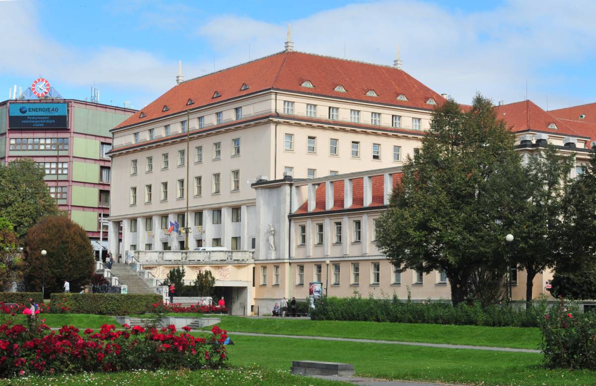 Rozpočet zdravotnictví poslední roky rostl, přesto systému dochází dech 🏥

Důvodem není „málo péče“, ale celkové nastavení. Bohužel platíme výkony místo výsledků, digitalizace a práce s daty zaostávají a demografie zvyšuje tlak na dlouhodobou a domácí péči 👨‍⚕️

Smysl by dávalo